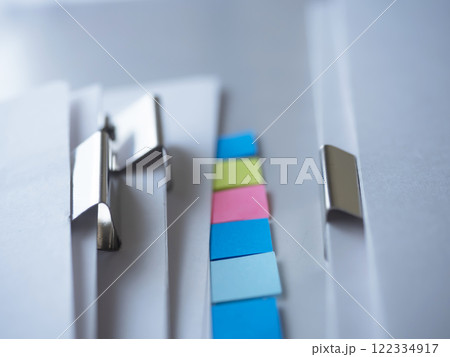 テーブルに置かれた書類 122334917