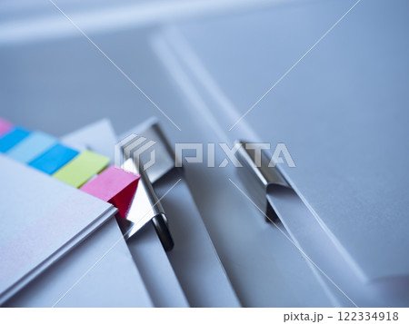テーブルに置かれた書類 122334918