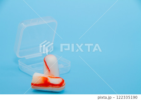 水色背景にオレンジ色の耳栓 122335190