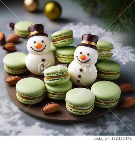 美味しそうなピスタチオとホワイトチョコの雪だるまマカロン 122335378