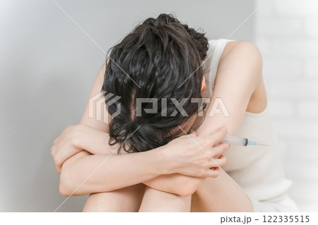 落ち込んで俯く若いアジア人女性（つらい・後悔・失恋・ショック） 122335515
