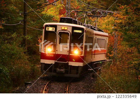 紅葉の秘境駅『男鹿高原』にて… 南会津路を快走する6050系 電車 122335649