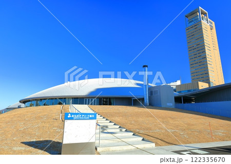 【香川県】快晴のサンポート高松（あなぶきアリーナ香川と高松シンボルタワー） 122335670
