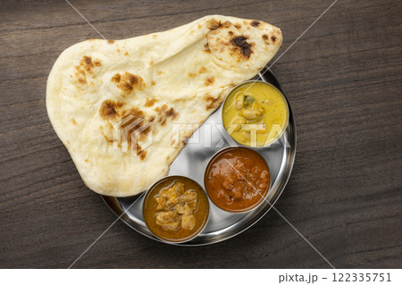 ナンと3種類のカレーセットの俯瞰 122335751