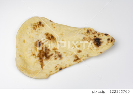 白背景にふっくらと焼き上がったナンの俯瞰 122335769