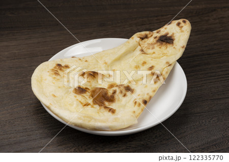 ふっくらと焼き上がったナン 122335770