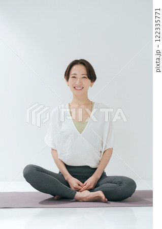 ヨガをする30代女性 ヨガをする30代女性 122335771