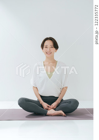 ヨガをする30代女性 122335772