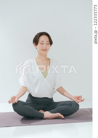ヨガをする30代女性 122335773