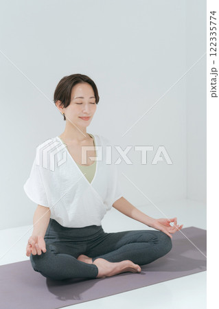 ヨガをする30代女性 ヨガをする30代女性 122335774
