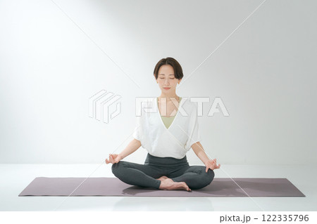 ヨガをする30代女性 ヨガをする30代女性 122335796
