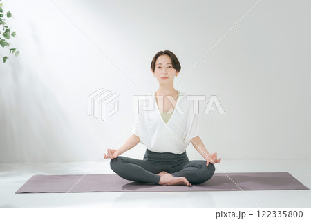 ヨガをする30代女性 ヨガをする30代女性 122335800