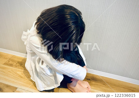 座り込む女の子 座り込む女の子 122336015
