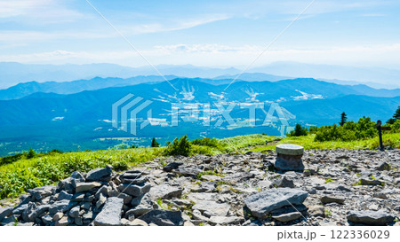 夏の四阿山・根子岳登山（根子岳山頂から菅平高原方面の眺め） 122336029