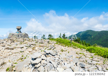 夏の四阿山・根子岳登山（根子岳山頂と四阿山） 122336042