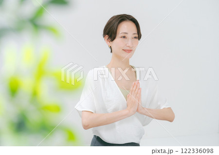 ヨガをする30代女性 122336098