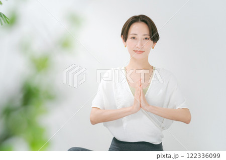 ヨガをする30代女性 122336099