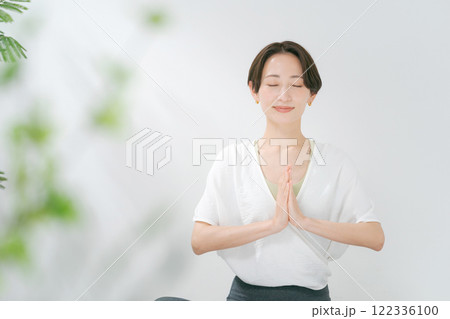 ヨガをする30代女性 122336100