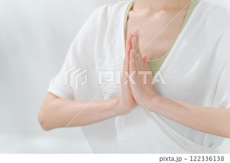 合掌する30代女性の手元 合掌する30代女性の手元 122336138