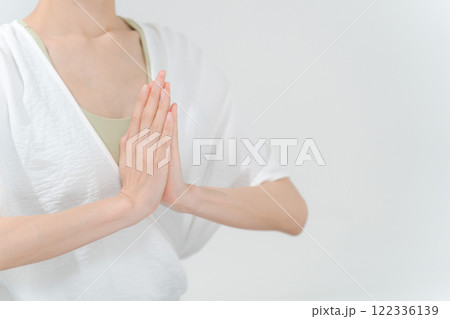 合掌する30代女性の手元 122336139