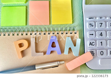 机でプランをたてるイメージ 122336173