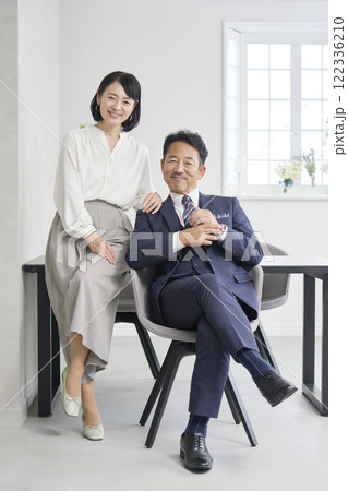 ビジネスウーマンとビジネスマンのポートレート　オフィス　カメラ目線　全身 122336210