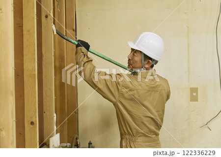 働く解体業者の男性 122336229