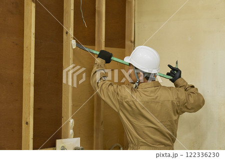 働く解体業者の男性 122336230