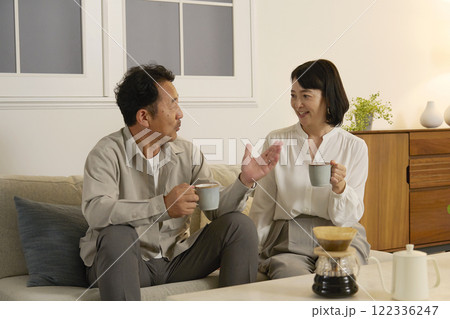 夜のリビングで会話する熟年夫婦 夜のリビングで会話する熟年夫婦 122336247