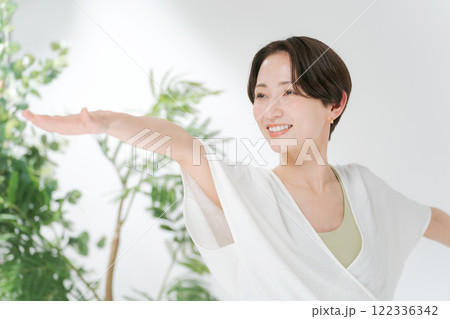 ヨガをする30代女性 122336342