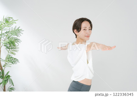 ヨガをする30代女性 122336345