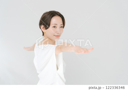 ヨガをする30代女性 122336346