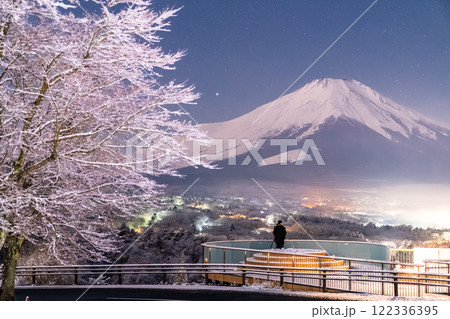 《山梨県》冬の富士山・積雪の山中湖パノラマ台の眺望 《山梨県》冬の富士山・積雪の山中湖パノラマ台の眺望 122336395