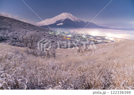 《山梨県》冬の富士山・明神山ススキ群生地の眺望 122336399