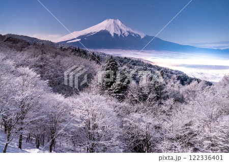 《山梨県》冬の富士山・積雪の二十曲峠の眺望 122336401