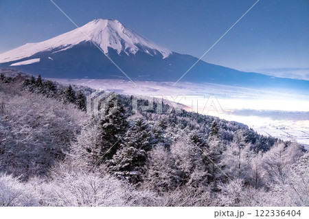 《山梨県》冬の富士山・積雪の二十曲峠の眺望 122336404