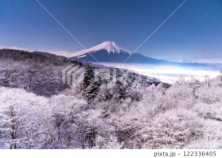 《山梨県》冬の富士山・積雪の二十曲峠の眺望 《山梨県》冬の富士山・積雪の二十曲峠の眺望 122336405