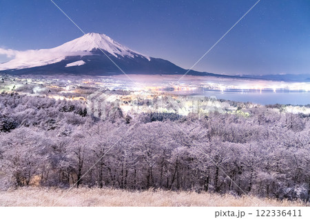 《山梨県》冬の富士山・積雪の山中湖パノラマ台の眺望 122336411