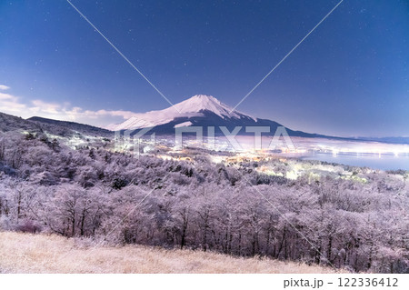 《山梨県》冬の富士山・積雪の山中湖パノラマ台の眺望 122336412