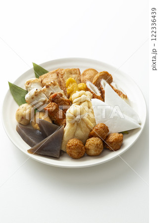 おでんの具　盛合せ　白バック 122336439