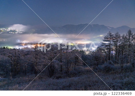 《山梨県》冬の山中湖村・雪景色の風景 122336469
