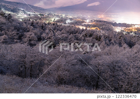 《山梨県》冬の富士山・積雪の山中湖パノラマ台の眺望 122336470