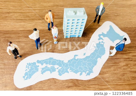 日本国内のビジネスについて話し合う人たち 日本国内のビジネスについて話し合う人たち 122336485