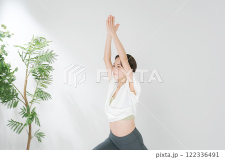 ヨガをする30代女性 ヨガをする30代女性 122336491