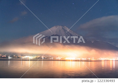 《山梨県》冬の富士山・山中湖湖畔の眺望 122336493