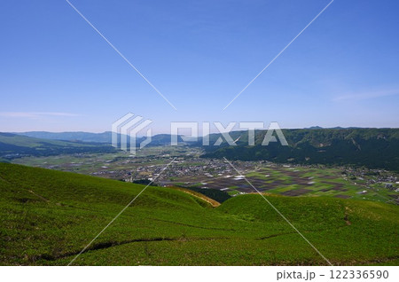 外輪山から臨む阿蘇カルデラの風景 122336590