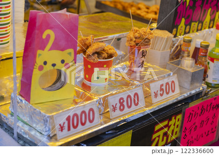 屋台 紙袋に入った唐揚げ 屋台 紙袋に入った唐揚げ 122336600