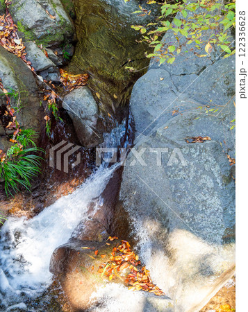 秋の水辺の景色 紅葉と小さな滝 秋の水辺の景色 紅葉と小さな滝 122336628