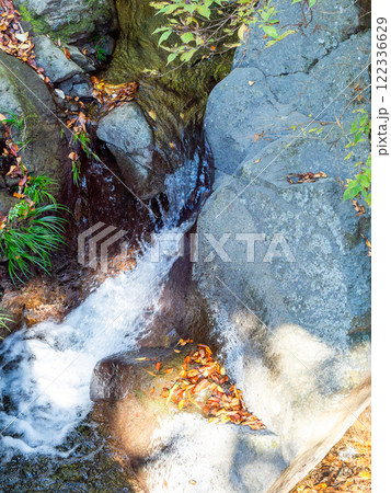 秋の水辺の景色 紅葉と小さな滝 秋の水辺の景色 紅葉と小さな滝 122336629