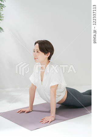 太陽礼拝のポーズをする女性 太陽礼拝のポーズをする女性 122337113